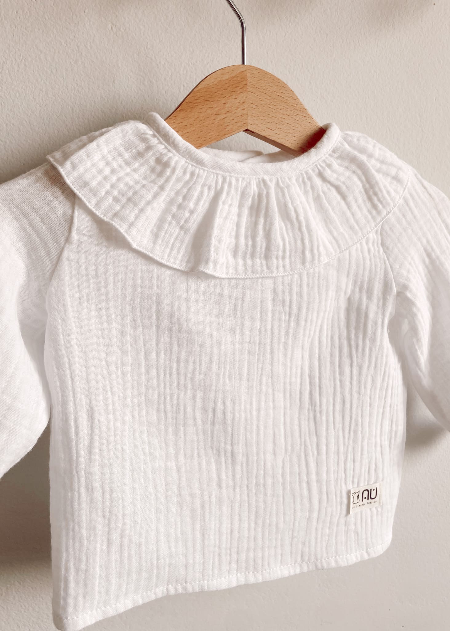 blusa-camisa-blanca-muselina-bebe-cuello-volante-auspain-tienda-ropa-bebe-infantil