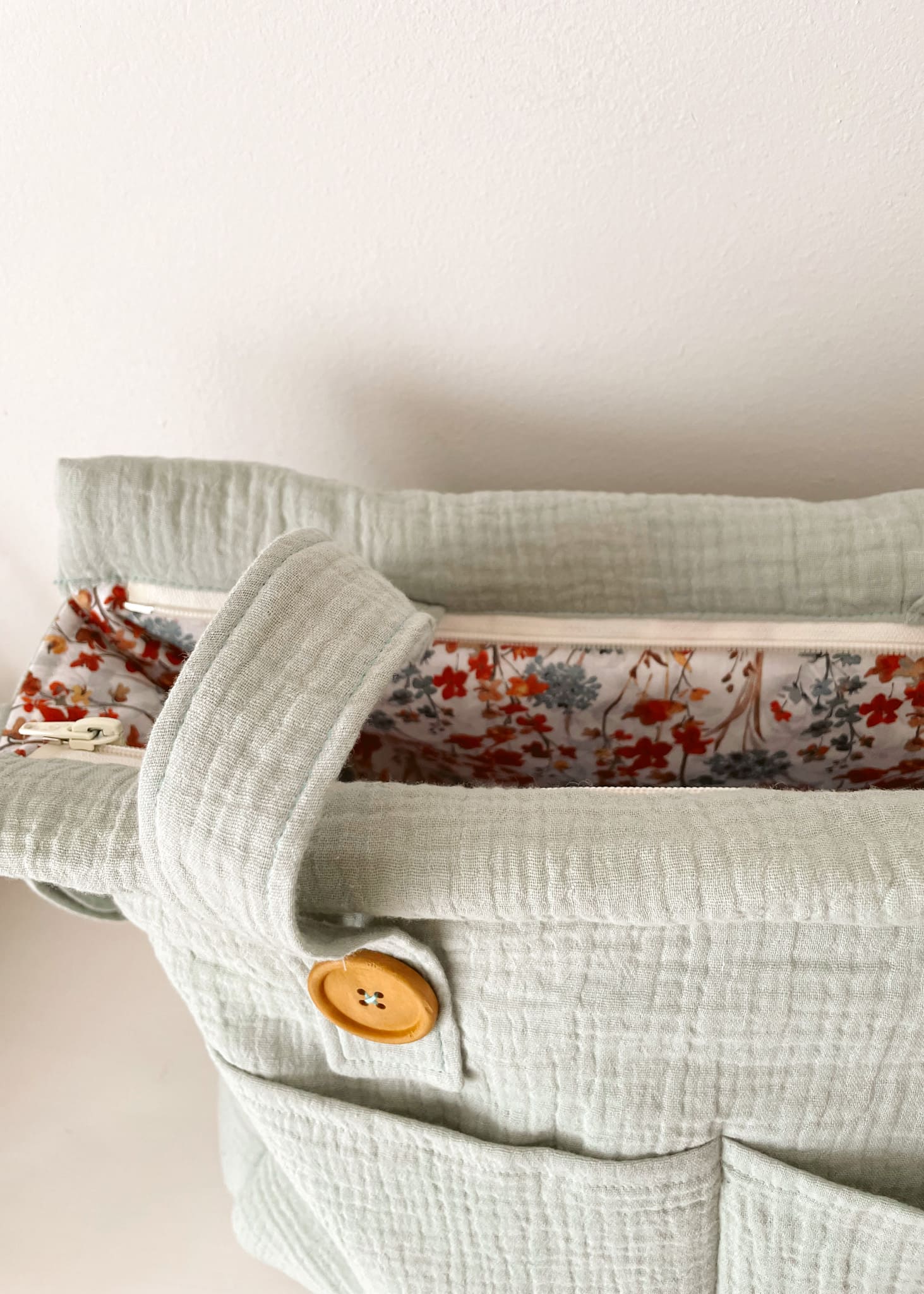 bolso-menta-flores-interior-puericultura-aupain-botones-madera-bebe-mama-paseo-bolsa-cochecito-verde-muselina