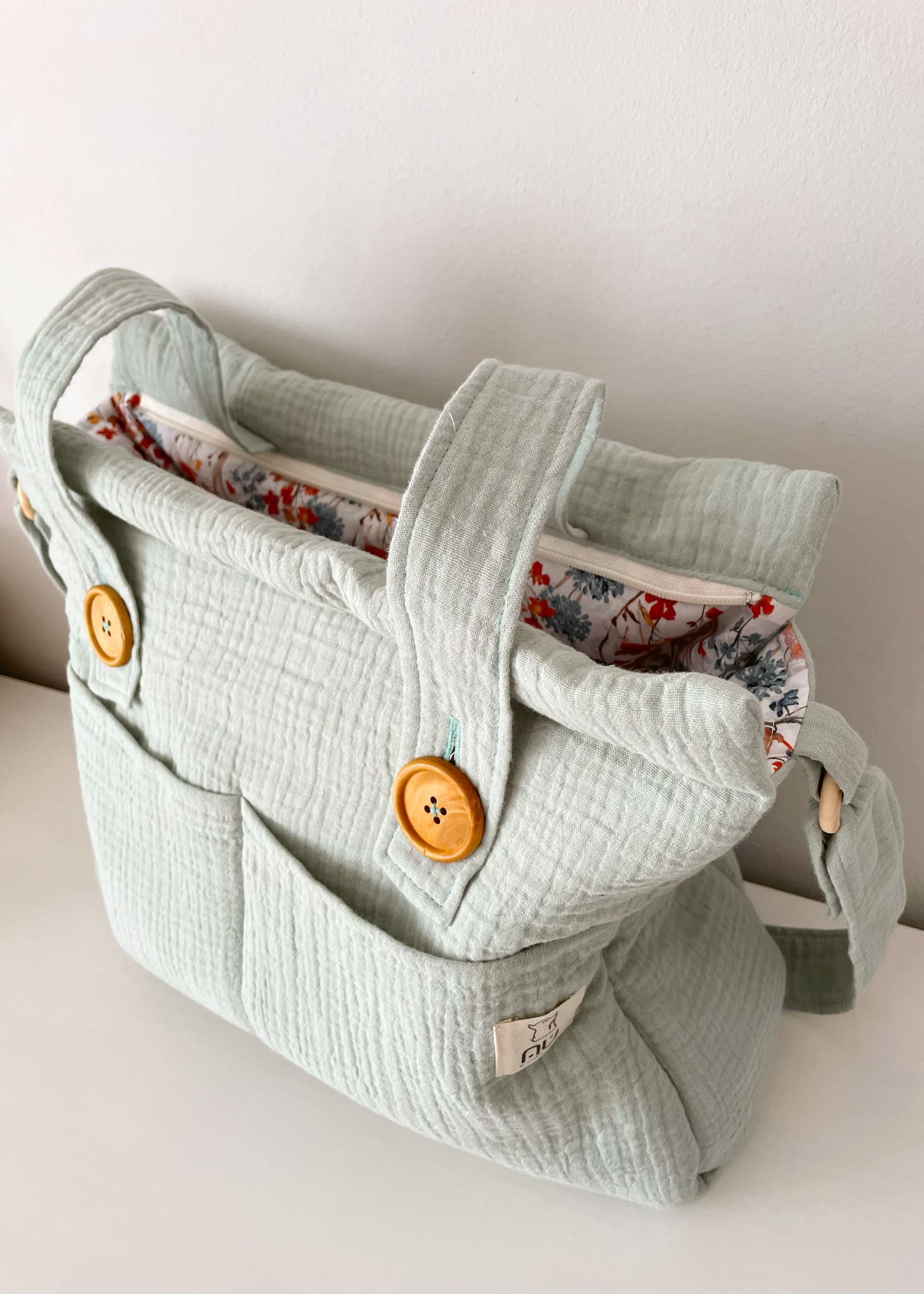 bolso-menta-flores-interior-puericultura-aupain-botones-madera-bebe-mama-paseo-bolsa-cochecito