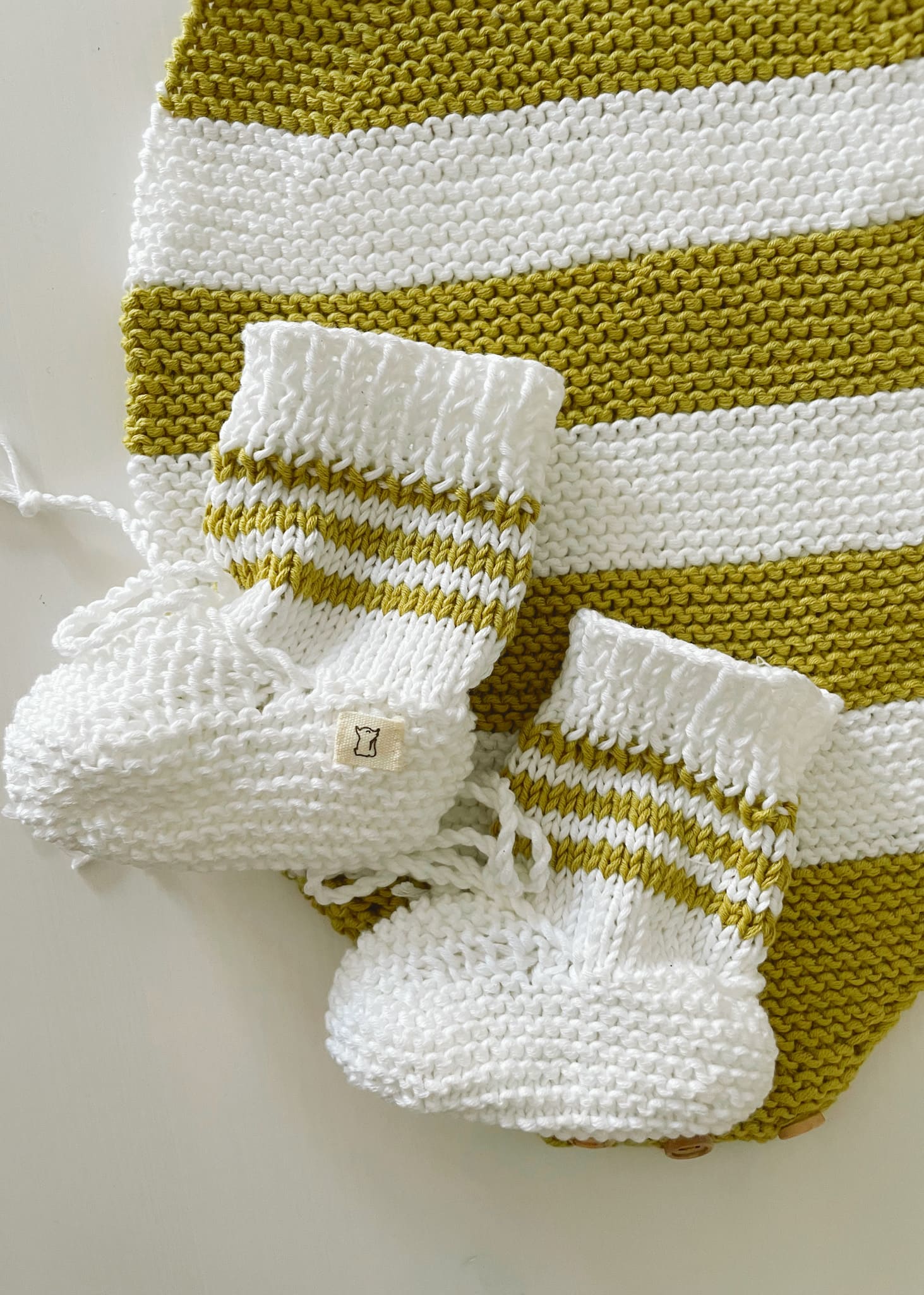 botas-calcetines-punto-hecho-a-mano-ranita-pelele-peto-punto-rayas-auspain-bebe-hecho-a-mano-vede-aceite