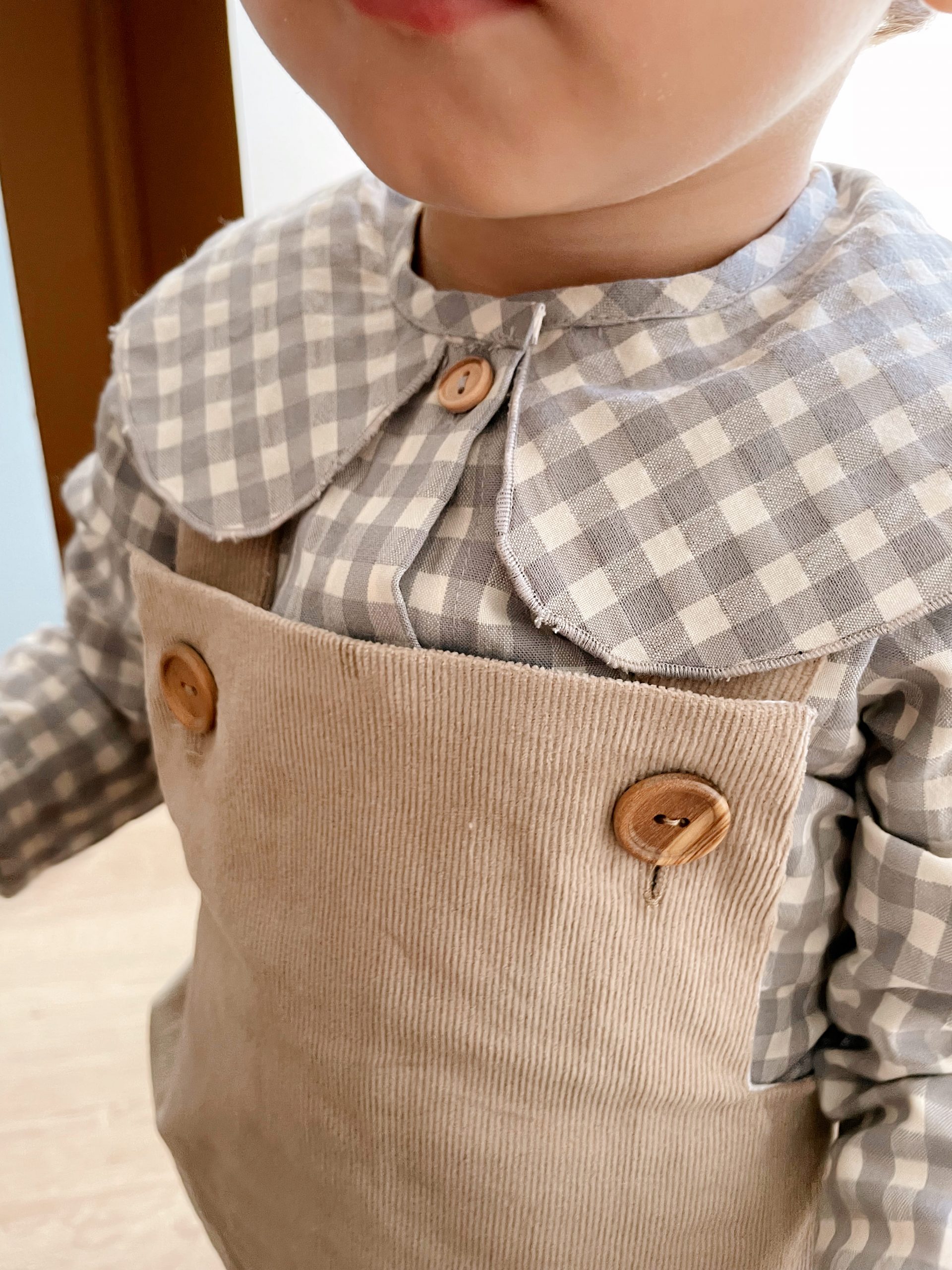 camisa-vichy-cuello-bebe-peter-pan-gris-paloma-peto-de-pana.-nino