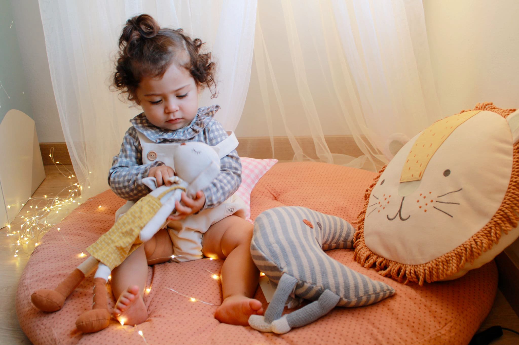 camisa-vichy-cuello-bebe-peter-pan-gris-paloma-peto-de-pana.-tostado-crudo-colores-invierno-ropa-infantil