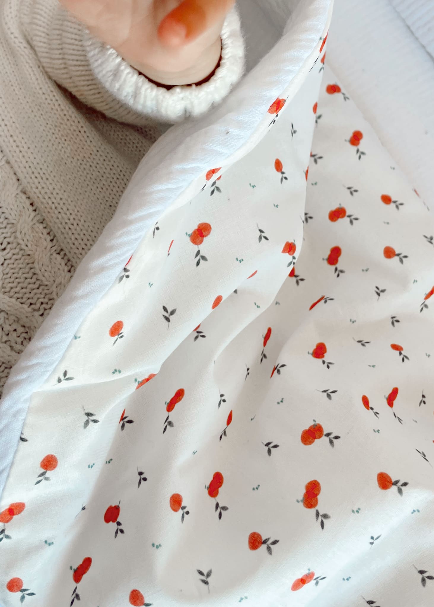 capazo-saco-osito-manta-arrullo-bebe-recien-nacido-auspain-tienda-infantil-0-6-meses-naranja-muselina-frutas-lunares-blanco-rojo