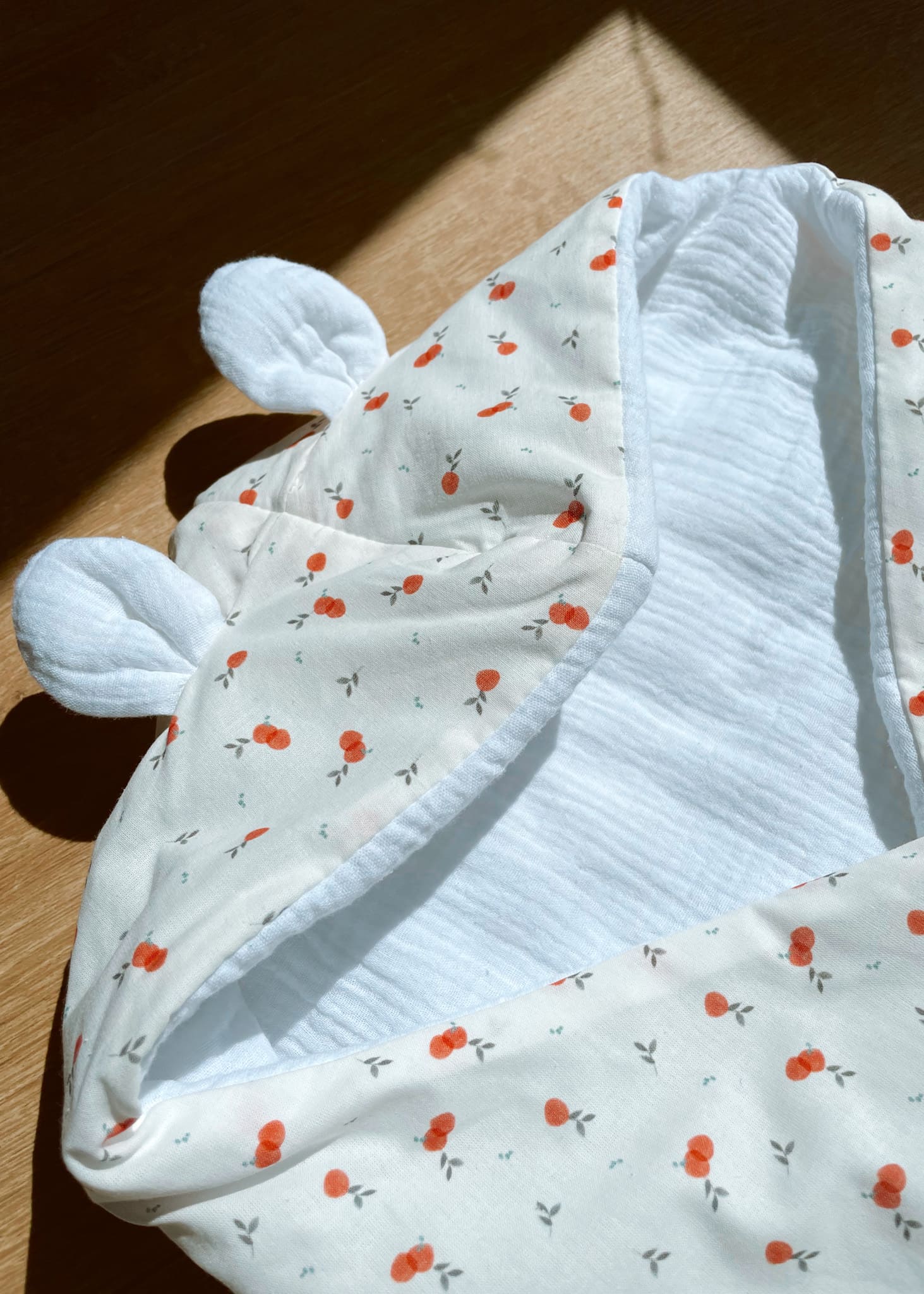 capazo-saco-osito-manta-arrullo-bebe-recien-nacido-auspain-tienda-infantil-0-6-meses-naranja-muselina-frutas-lunares