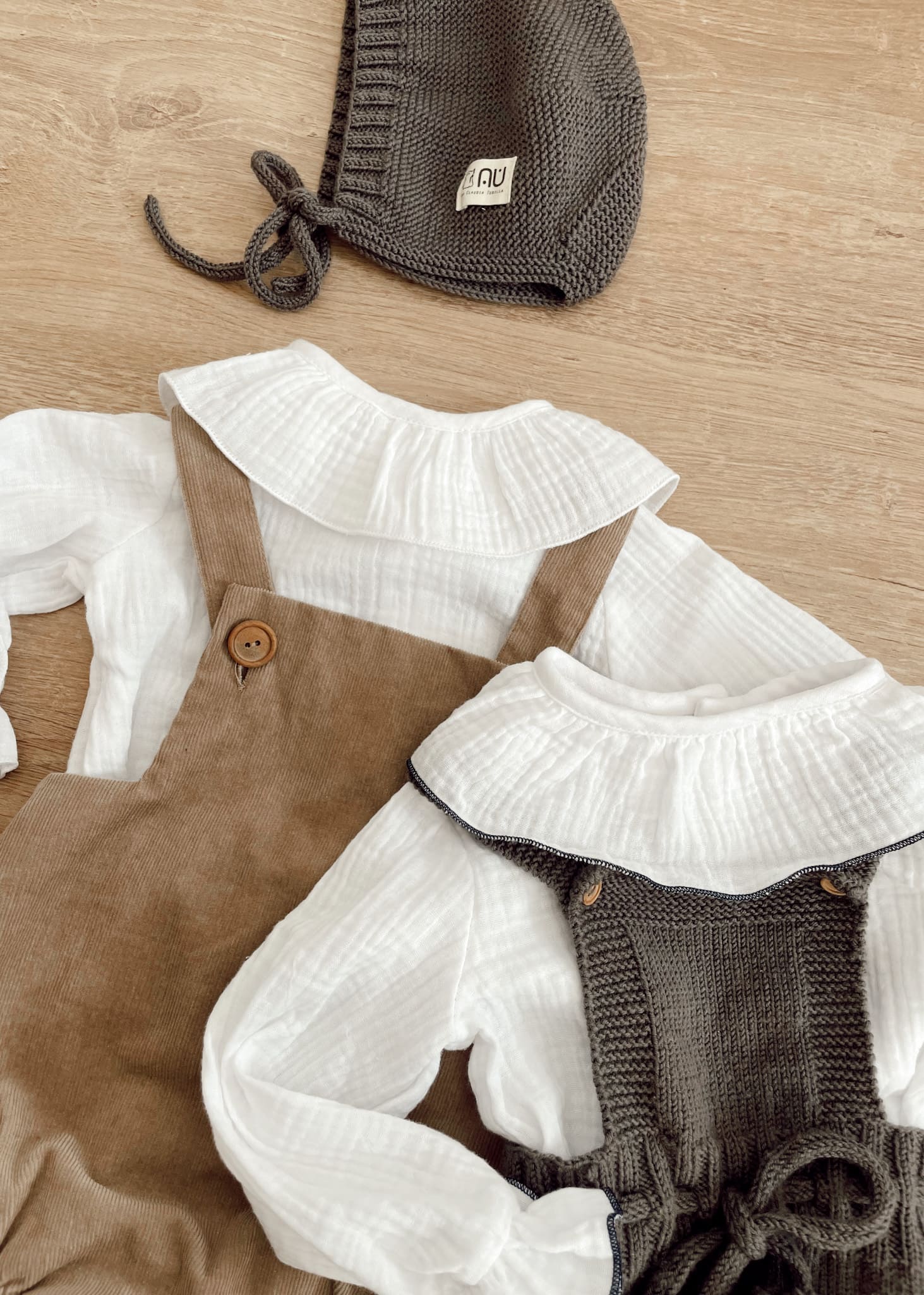 conjunto-peto-pana-unisex-blusa-muselina-blanca-auspain-moda-bebe-infantil-punto-capota-botas