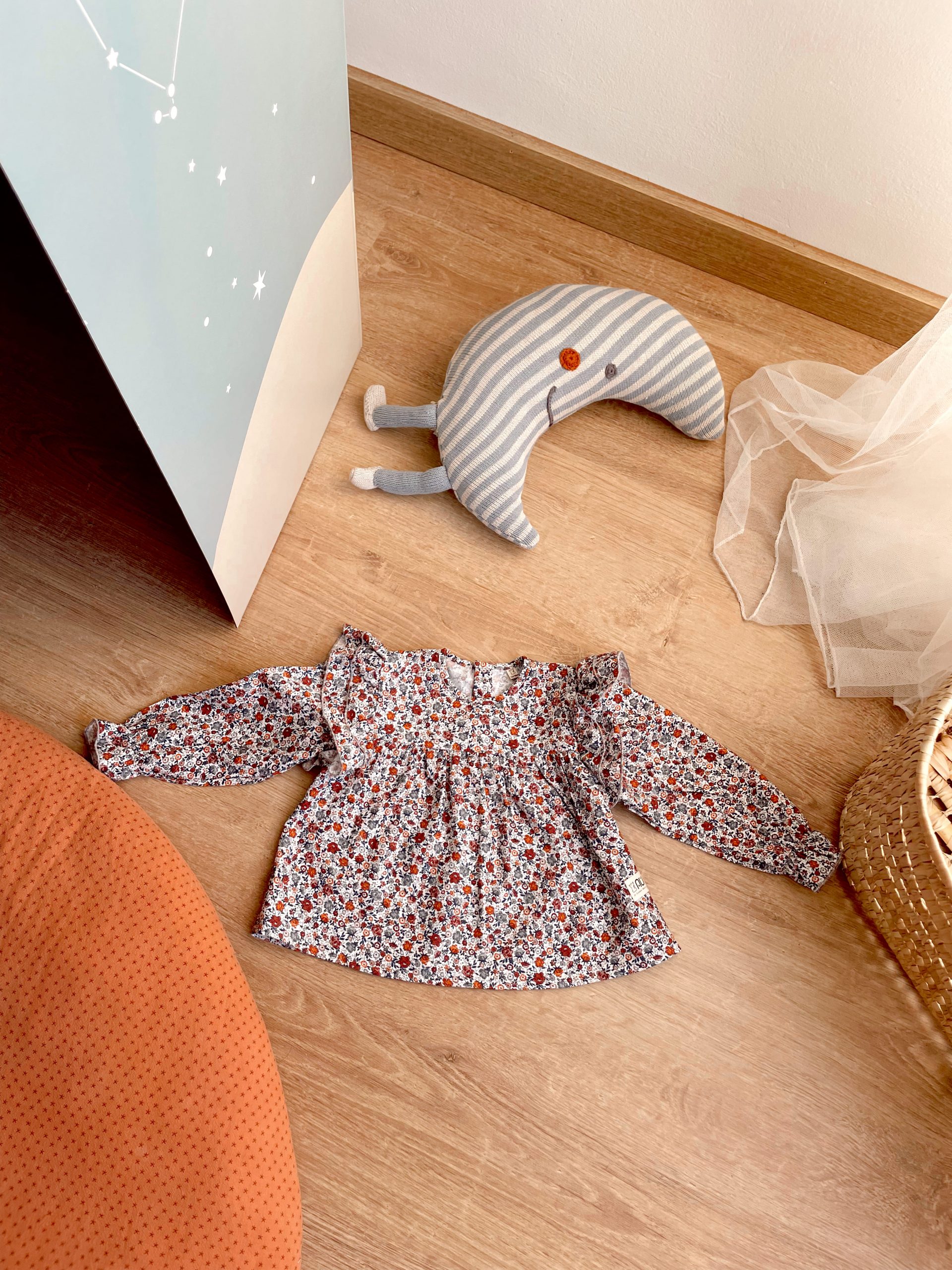 nina-conjunto-peto-pana-infantil-blusa-flores-volantes-hombro-manga-abullonada-auspain-invierno-otono