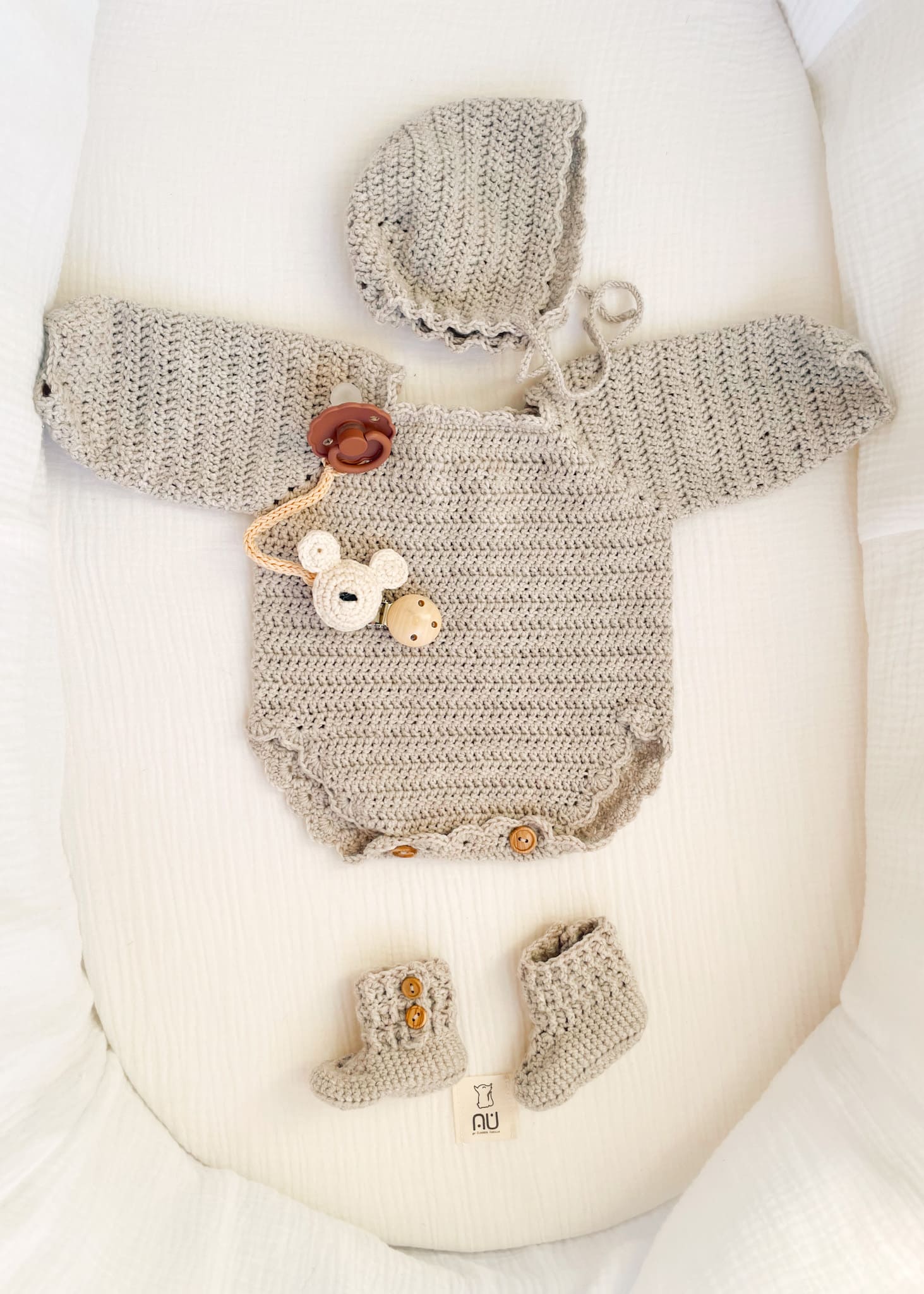 pelele-de-punto-hecho-a-mano-crochet-lana-merino-au-spain-unisex-beige-capota-patucos