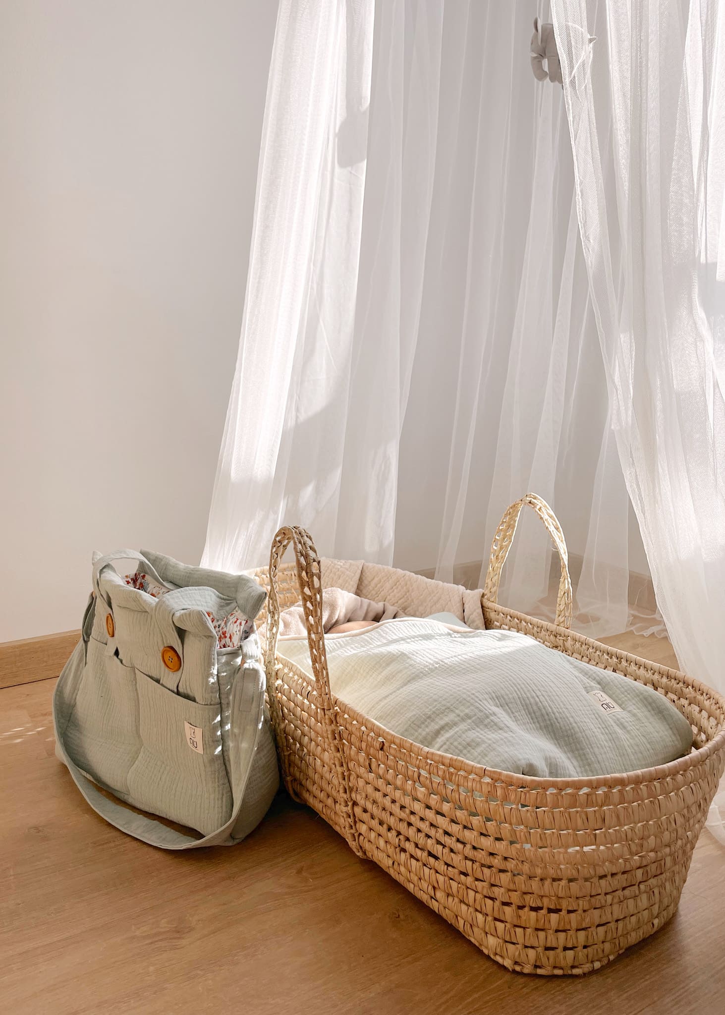 saco-capazo-carricoche-cochecito-auspain-bebe-recien-nacido-arrullo-bambula-muselina-tienda-infantil-paseo-bolso-moises-menta-conjunto