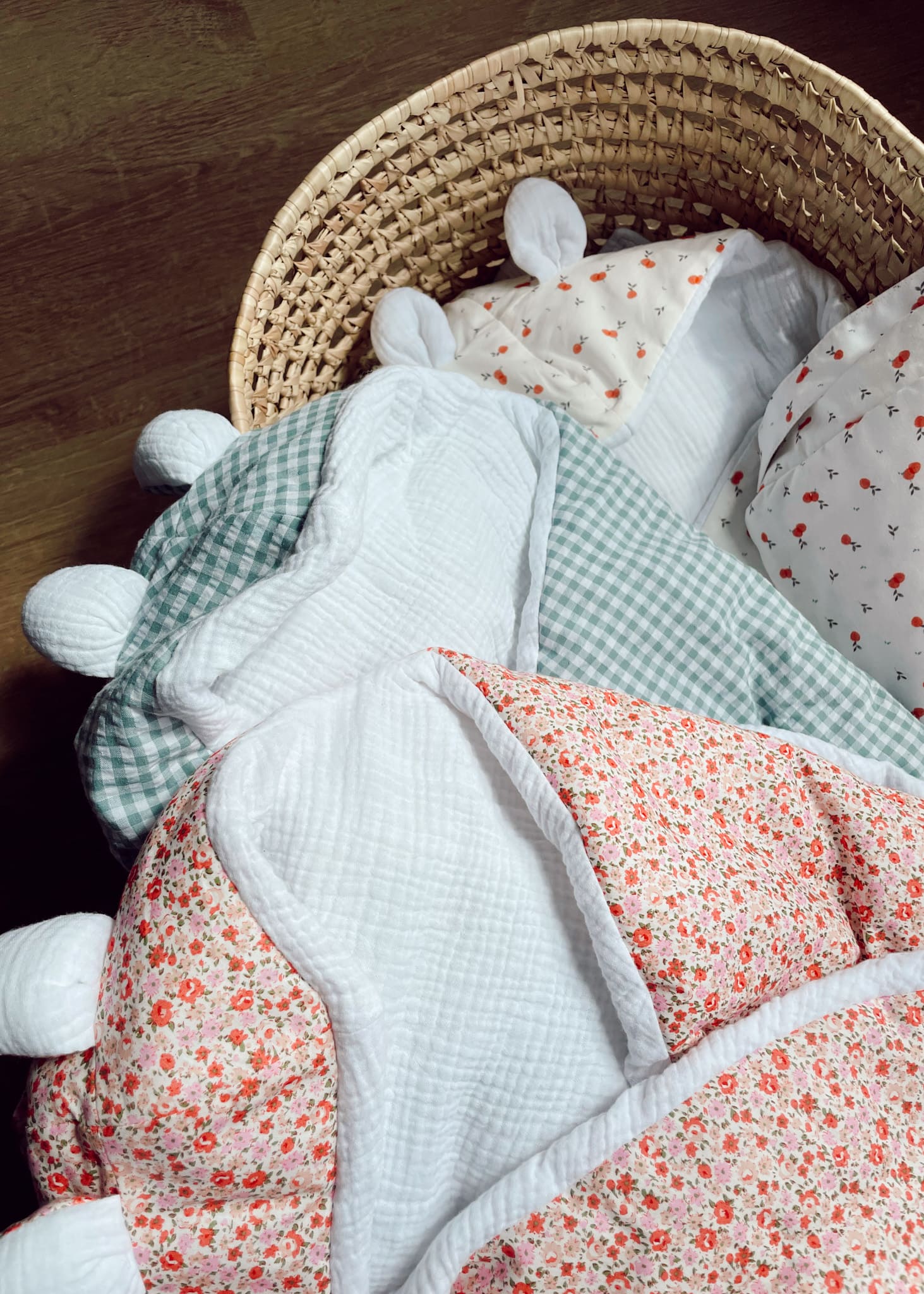 sacos-capazo-peluche-orejas-oso-bebe-reciennacido-auspain-flores-naranjas-vichy-tienda-infantil